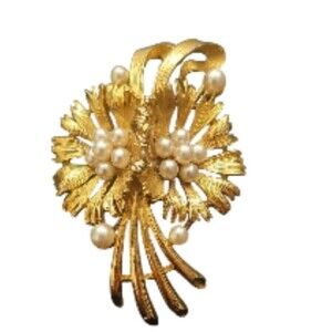 2.5"Vintage 1960 Floral Brooch PIN signed LISNER Gold Toned Floral With Pearls